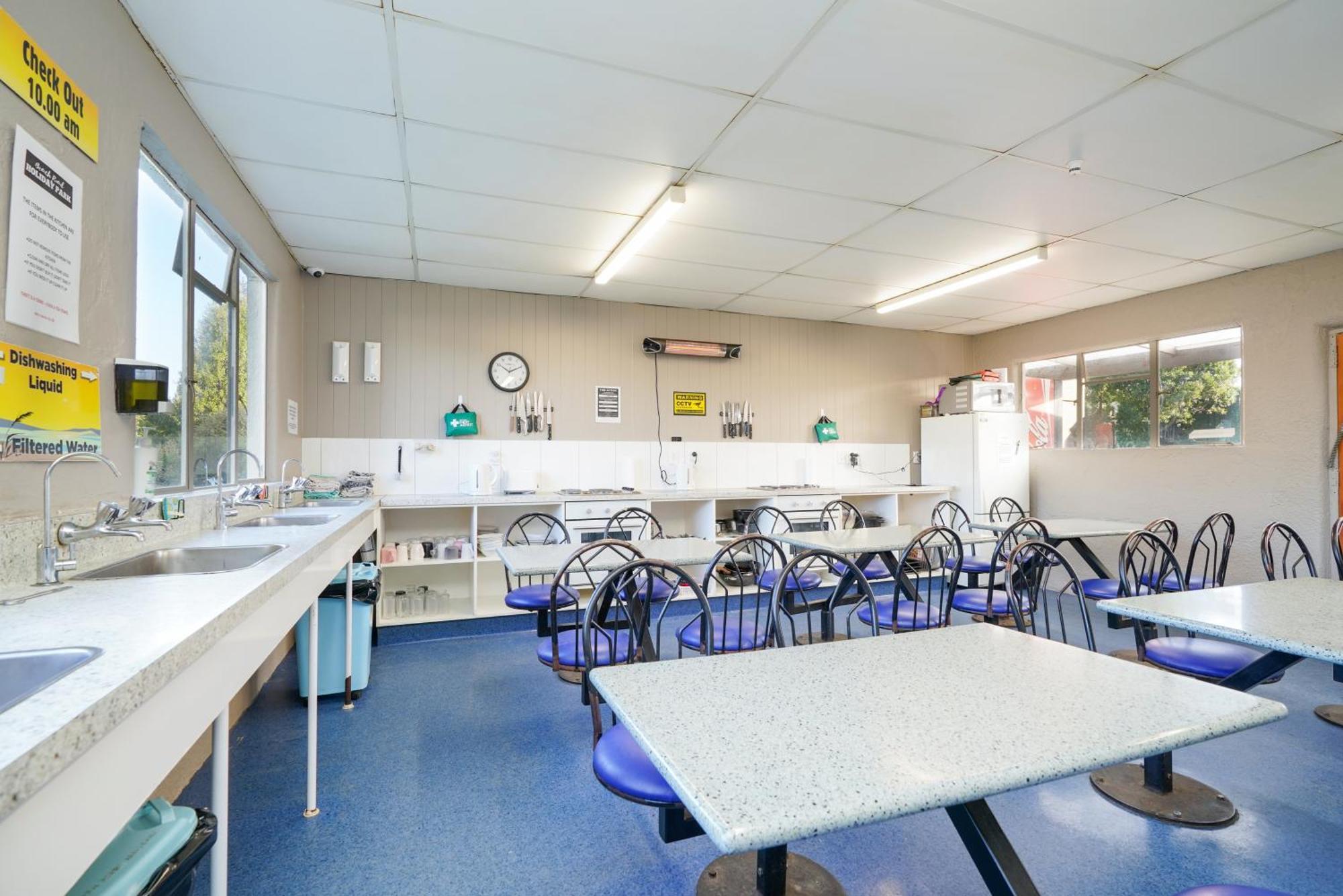 Beach Road Holiday Park Otatara Экстерьер фото