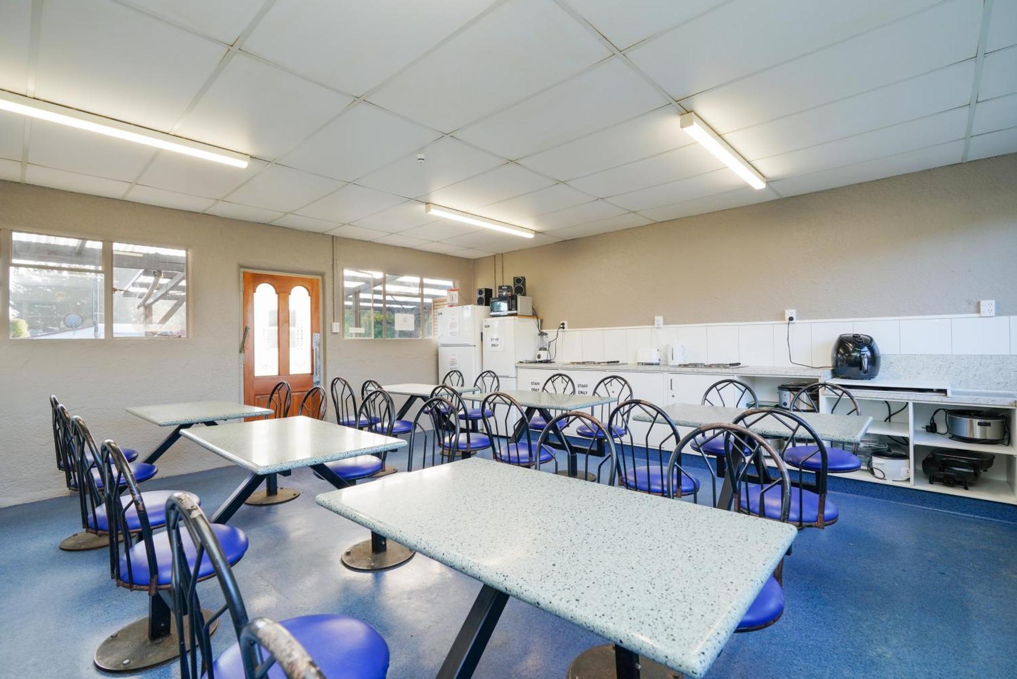 Beach Road Holiday Park Otatara Экстерьер фото
